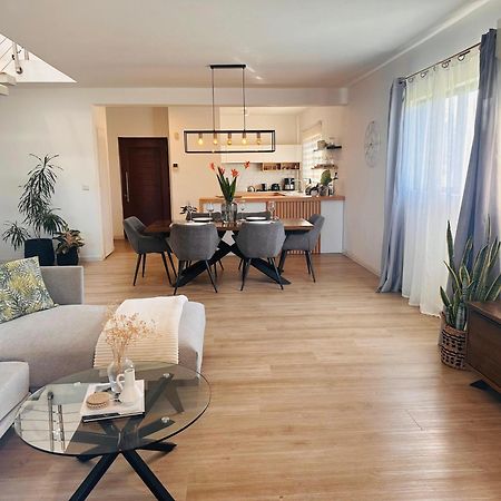 Modern Villa In Grand Bay - Short Walk To Beach Buitenkant foto