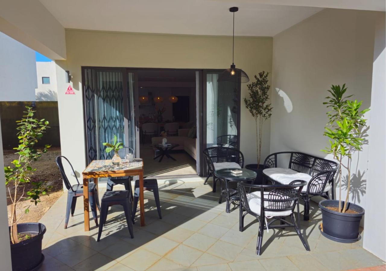 Modern Villa In Grand Bay - Short Walk To Beach Buitenkant foto