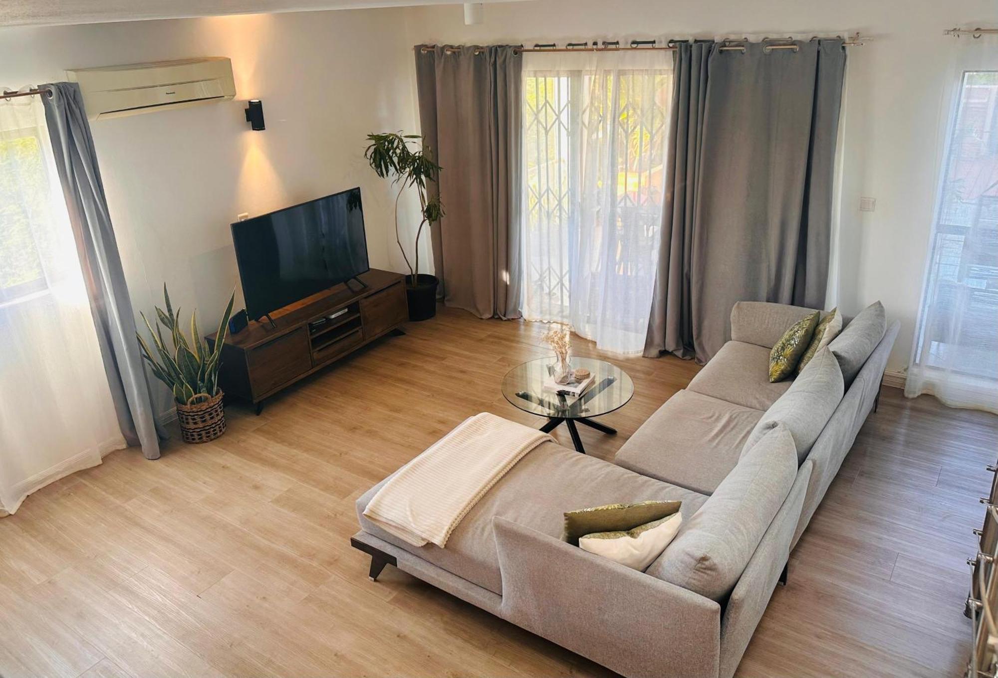 Modern Villa In Grand Bay - Short Walk To Beach Buitenkant foto